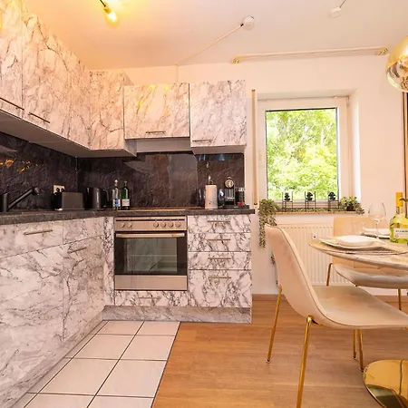 Luxx Home Bc, Zentral - Fuer 4 Personen - Balkon - Parken - Voll Ausgestattete Kueche Biberach an der Riß Zewnętrze zdjęcie