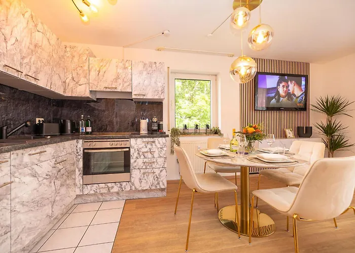 Luxx Home Bc, Zentral - Fuer 4 Personen - Balkon - Parken - Voll Ausgestattete Kueche